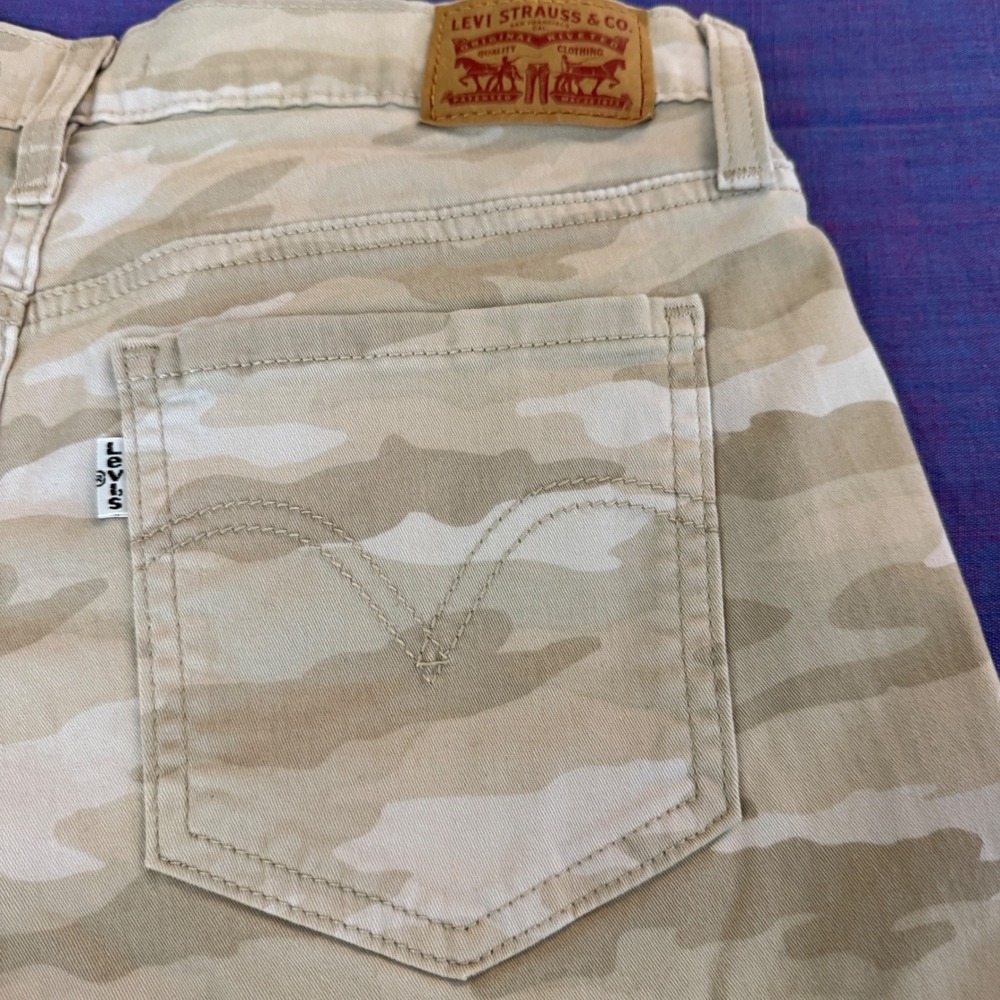 Levi's Mid Length Women's Shorts Size 30 Beige Camouflage Casual - Picture 2 of 9